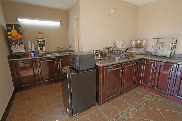 Americas Best Value Inn V1305 (Evergreen)